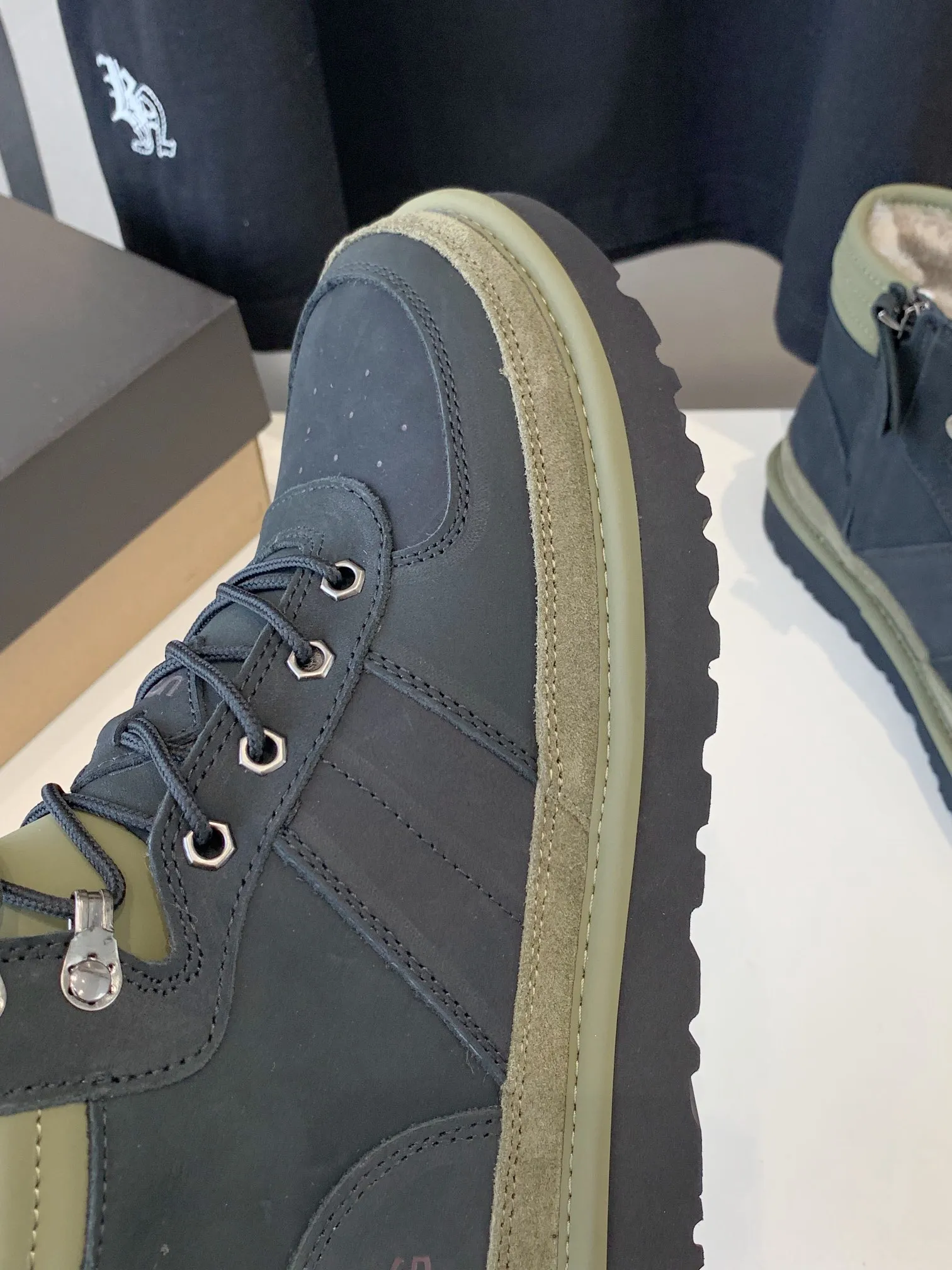 [UGG] P: 660💰 Men's model. Size: 39-44 𝐔gg 1122170 Side zipper Highlander men's shoes. Men's sheepskin lining imported from Australia. Sole. Light wing technology outsole. The upper foot is very comfortable. Men's snow boots are OK for husband and dad. High-end atmosphere. Three colors: chestnut, dark brown, olive green.